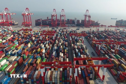 Hàng hóa được xếp tại cảng nước sâu Dương Sơn ở Thượng Hải của Trung Quốc. (Ảnh: THX/TTXVN)