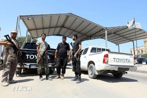 Lực lượng an ninh Libya gác tại điểm kiểm soát gần hiện trường một vụ tấn công ở Zliten, cách thủ đô Tripoli 170km về phía Đông, ngày 23/8 vừa qua. (Ảnh: AFP/TTXVN)