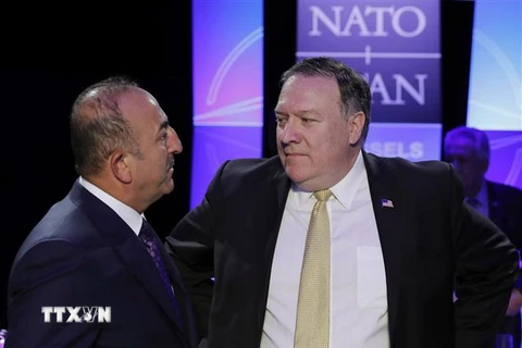 Ngoại trưởng Mỹ Mike Pompeo (phải) và người đồng cấp Thổ Nhĩ Kỳ Mevlut Cavusoglu tại cuộc gặp ở Brussels, Bỉ ngày 11/7 vừa qua. (Ảnh: AFP/TTXVN)