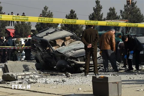 Nhân viên an ninh Afghanistan phong tỏa hiện trường một vụ nổ ở Dasht-E-Barchi, thủ đô Kabul. (Ảnh: AFP/TTXVN)