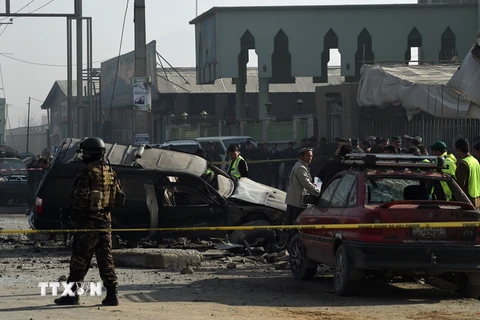 Nhân viên an ninh Afghanistan gác tại hiện trường một vụ nổ ở Dasht-E-Barchi, thủ đô Kabul. (Ảnh: AFP/TTXVN)