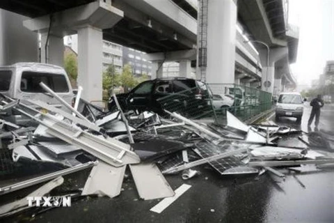 Cảnh ngổn ngang sau khi bão Jebi đổ bộ vào thành phố Osaka của Nhật Bản ngày 4/9 vừa qua. (Ảnh: Kyodo/TTXVN)