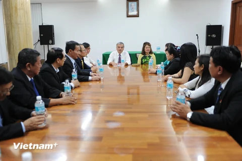 Đại sứ Nguyễn Hoài Dương (áo trắng ngồi giữa) tiếp đoàn doanh nghiệp. (Ảnh: Việt Hùng/Vietnam+)