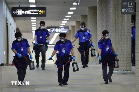 Nhân viên phun thuốc khử trùng nhằm ngăn chặn sự lây lan của virus MERS tại sân bay quốc tế Gimpo ở Seoul. (Ảnh: AFP/TTXVN)