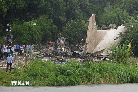 Hiện trường một vụ tai nạn báy bay ở gần sân bay Juba của Nam Sudan. (Ảnh: AFP/ TTXVN)