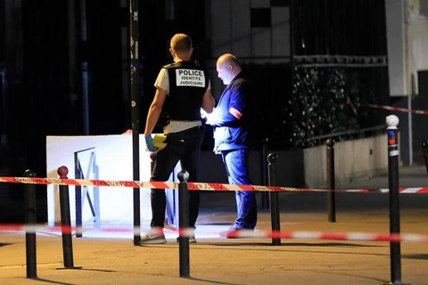 Cảnh sát điều tra làm việc trên hiện trường sau khi 7 người bị thương trong cuộc tấn công bằng dao ở Paris, ngày 10/9. (Nguồn: Reuters)