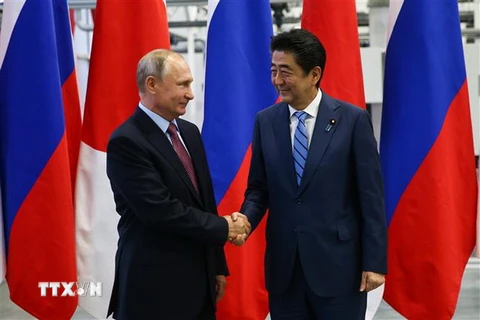 Tổng thống Nga Vladimir Putin (trái) và Thủ tướng Nhật Bản Shinzo Abe trong cuộc gặp tại Vladivostok, Nga ngày 10/9. (Ảnh: AFP/TTXVN)