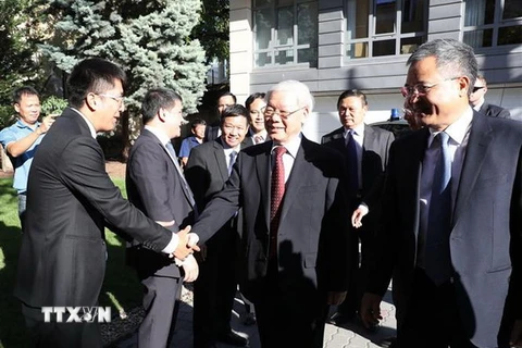 Tổng Bí thư Nguyễn Phú Trọng nói chuyện với cán bộ, nhân viên Đại sứ quán và đại diện cộng đồng người Việt tại Hungary. (Ảnh: Trí Dũng/TTXVN) 