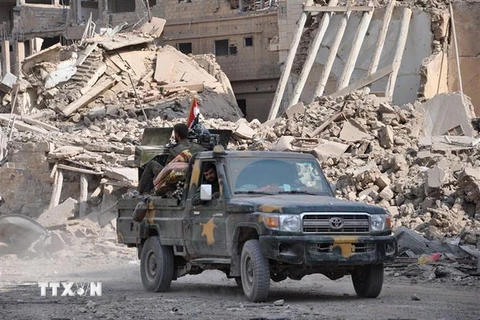 Các lực lượng ủng hộ Chính phủ Syria tuần tra tại Deir Ezzor. (Ảnh: AFP/TTXVN)