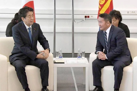 Thủ tướng Nhật Bản Shinzo Abe và Tổng thống Mông Cổ Khaltmaa Battulga. (Nguồn: Kyodo/japantimes)
