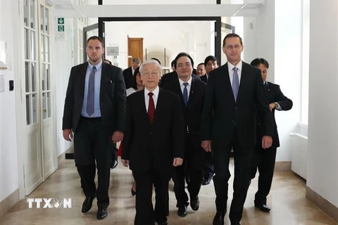 Tổng Bí thư Nguyễn Phú Trọng đến dự Hội nghị Hiệu trưởng các trường Đại học Việt Nam-Hungary lần thứ hai. (Ảnh: Trí Dũng/TTXVN)