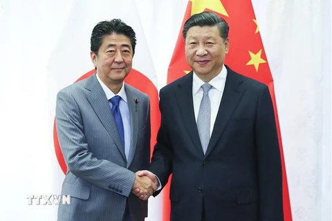 Thủ tướng Nhật Bản Shinzo Abe (trái) và Chủ tịch Trung Quốc Tập Cận Bình tại cuộc gặp ở thành phố Vladivostok của Nga ngày 12/9. (Ảnh: THX/TTXVN)