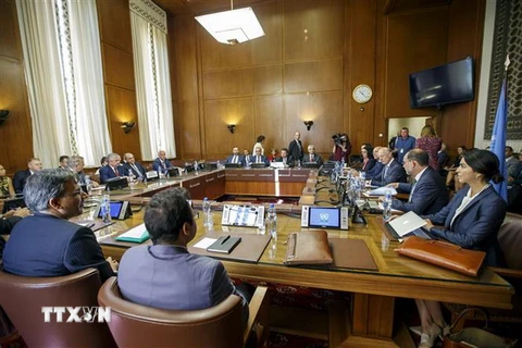 Toàn cảnh phiên họp giữa các nhà ngoại giao cấp cao của Iran, Nga và Thổ Nhĩ Kỳ với đặc phái viên Liên hợp quốc về Syria Staffan de Mistura tại Geneva (Thụy Sĩ), ngày 11/9. (Ảnh: THX/TTXVN) 