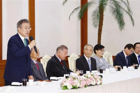 Tổng thống Hàn Quốc Moon Jae-in (trái) phát biểu tại một cuộc họp ở Seoul ngày 13/9. (Ảnh: Yonhap/TTXVN)