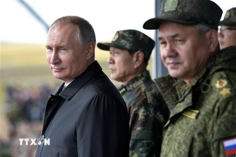 Tổng thống Nga Vladimir Putin (trái) thị sát cuộc tập trận Vostok 2018 tại thao trường Tsugol, Siberia ngày 13/9. (Ảnh: AFP/TTXVN) 