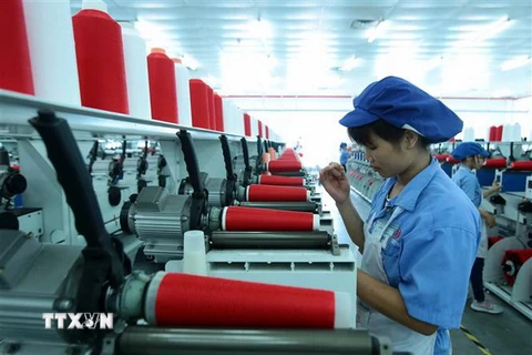 Dây chuyền sản xuất sợi tại Công ty TNHH Dệt nhuộm Jasan Việt Nam vốn đầu tư của Trung Quốc tại khu công nghiệp Phố nối B, huyện Mỹ Hào, tỉnh Hưng Yên. (Ảnh: Phạm Kiên/TTXVN)