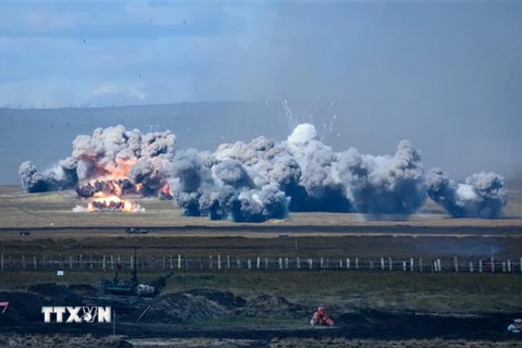 Đạn pháo nổ trong cuộc tập trận “Vostok-2018” ở miền đông Siberia ngày 13/9. (Ảnh: AFP/TTXVN)