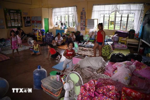 Người dân được sơ tán tới trung tâm tránh trú khi siêu bão Mangkhut đổ bộ thành phố Tuguegarao, tỉnh Cagayan, phía bắc thủ đô Manila ngày 14/9. (Ảnh: AFP/TTXVN)