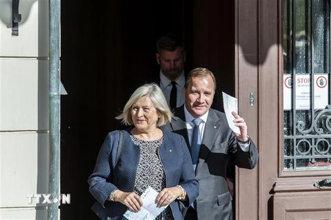 Thủ tướng Thụy Điển Stefan Lofven (phải, phía trước) cùng phu nhân bỏ phiếu tại điểm bầu cử ở Stockholm ngày 9/9 vừa qua. (Ảnh: THX/TTXVN)