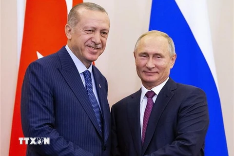 Tổng thống Nga Vladimir Putin (phải) và người đồng cấp Thổ Nhĩ Kỳ Recep Tayyip Erdogan tại cuộc họp báo ở Sochi (Nga) ngày 17/9/2018. (Ảnh: AFP/TTXVN)