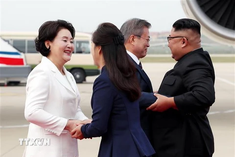 Nhà lãnh đạo Triều Tiên Kim Jong-un (phải) và phu nhân Ri Sol-ju - thứ 2, trái đón Tổng thống Hàn Quốc Moon Jae-in - thứ 2, phải, cùng phu nhân Kim Jung-sook (trái) tại sân bay quốc tế Sunan ở thủ đô Bình Nhưỡng, sáng 18/9. (Ảnh: AFP/TTXVN)