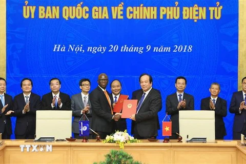 Thủ tướng Nguyễn Xuân Phúc, Chủ tịch Ủy ban quốc gia về Chính phủ điện tử và các thành viên Ủy ban quốc gia về Chính phủ điện tử. (Ảnh: Thống Nhất/TTXVN) 