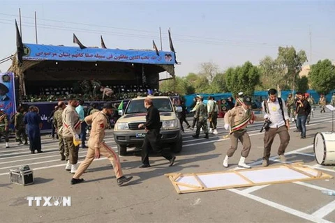 Hiện trường vụ xả súng trong lễ diễu binh ở Iran ngày 22/9. (Ảnh: MNA/TTXVN)