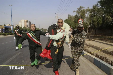 Binh sỹ chuyển nạn nhân bị thương tại hiện trường vụ tấn công nhằm vào lễ diễu binh ở Ahvaz, Iran ngày 22/9. (Ảnh: THX/TTXVN)