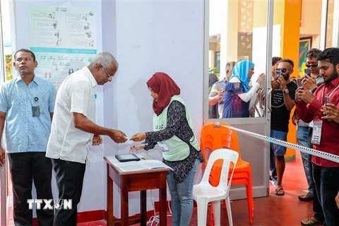 Ứng cử viên Tổng thống Maldives Ibrahim Mohamed Solih (thứ 2, trái) bỏ phiếu tại một điểm bầu cử ở Male ngày 23/9. (Ảnh: AFP TTXVN)