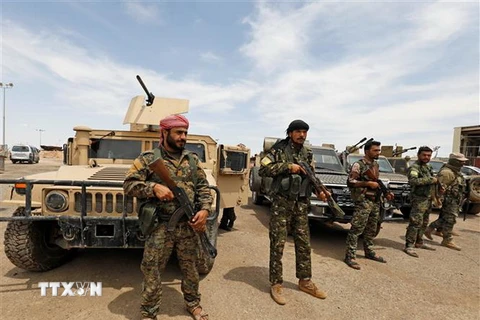 Các thành viên SDF chuẩn bị cho chiến dịch chống IS ở gần Abu Kamal, tỉnh Deir Ezzor. (Ảnh: AFP/TTXVN)