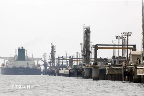 Một cơ sở sản xuất dầu mỏ thuộc đảo Khark của Iran ở ngoài khơi vùng Vịnh. (Ảnh: AFP/TTXVN)