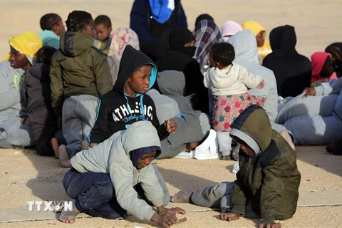 Người di cư tại căn cứ hải quân ở Tripoli, Libya sau khi được cứu trên biển ngày 7/1 vừa qua. (Ảnh: AFP/TTXVN)