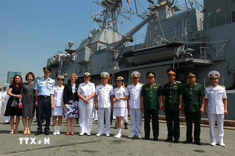 Thượng tá Nguyễn Ngọc Anh, Phó lữ đoàn trưởng Lữ đoàn 125 Hải quân Việt Nam với Trung tá Lisa Hunn, chỉ huy tàu Hải quân Hoàng gia New Zealand HMNZS Te Mana F77 cùng các đại biểu tại cảng Sài Gòn. (Ảnh: Thanh Vũ/TTXVN)