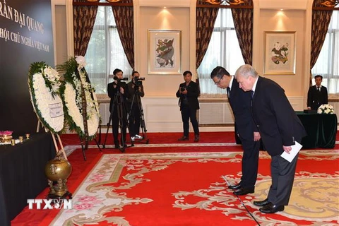 Đại sứ Nga Andrey Denisov thay mặt Đại sứ quán Nga đến viếng Chủ tịch nước Trần Đại Quang. (Ảnh: Vĩnh Hà/TTXVN) 