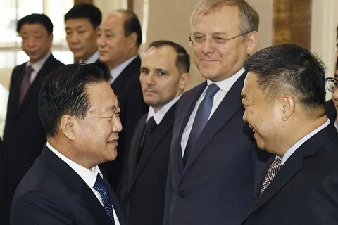 Phó chủ tịch đảng Lao động Triều Tiên Choe Ryong Hae và trợ lý thân cận với lãnh đạo quốc gia Kim Jong-un, bắt tay với Đại sứ Trung Quốc tại Triều Tiên Lý Tiến Quân. (Nguồn: gettyimages/Kyodo)