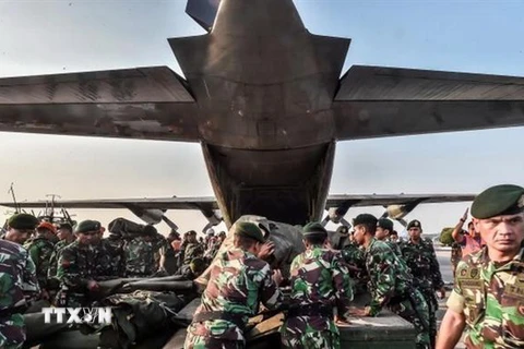 Máy bay vận tải quân sự Hercules chở hàng cứu trợ cho người dân vùng động đất, sóng thần ở Trung Sulawesi, Indonesia ngày 29/9. (Ảnh: SCMP/TTXVN)