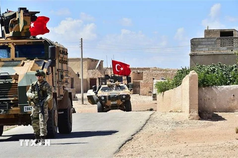 Binh sỹ Thổ Nhĩ Kỳ tuần tra tại thị trấn Manbij, Syria ngày 18/6 vừa qua. (Ảnh: AFP/TTXVN)