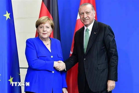 Thủ tướng Đức Angela Merkel (trái) và Tổng thống Thổ Nhĩ Kỳ Recep Tayyip Erdogan trong cuộc họp báo chung sau hội đàm tại Berlin ngày 28/9. (Ảnh: AFP/TTXVN)