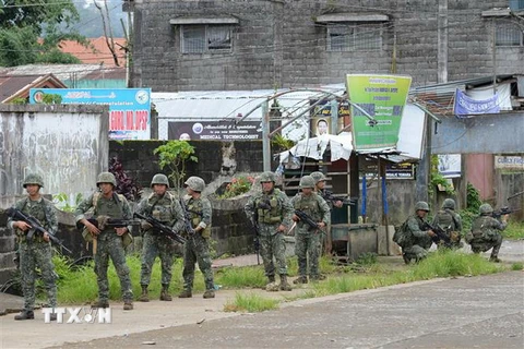 Binh sỹ Philippines trong một cuộc tuần tra tại Marawi. (Ảnh: AFP/TTXVN)