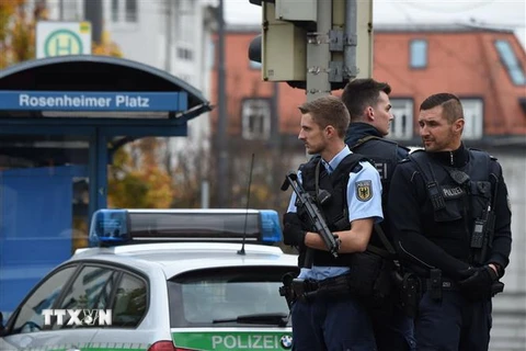 Cảnh sát Đức bảo vệ hiện trường. (Ảnh: AFP/TTXVN)