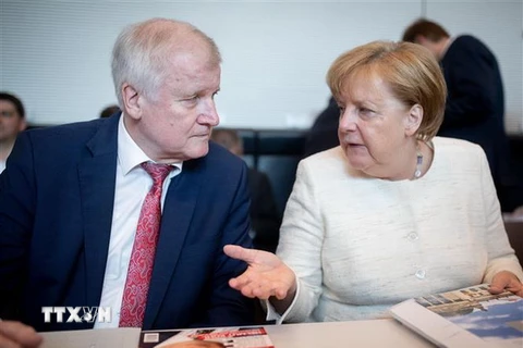 Thủ tướng Đức Angela Merkel (phải) và Chủ tịch CSU Horst Seehofer. (Ảnh: AFP/TTXVN)