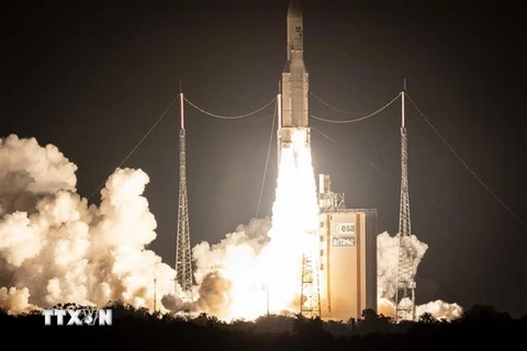 Tên lửa đẩy Ariane 5 được phóng từ bãi phóng ở Kourou, vùng lãnh thổ Guiana thuộc Pháp ngày 25/9 vừa qua. (Ảnh: AFP/TTXVN)