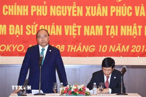 Thủ tướng Nguyễn Xuân Phúc nói chuyện với cán bộ, nhân viên Đại sứ quán và cộng đồng người Việt Nam tại Nhật Bản. (Ảnh: Thống Nhất/TTXVN)