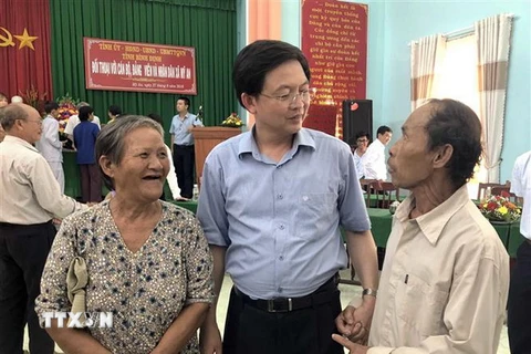 Chủ tịch UBND tỉnh Bình Định Hồ Quốc Dũng lắng nghe ý kiến của người dân. (Ảnh: Nguyên Linh/TTXVN)
