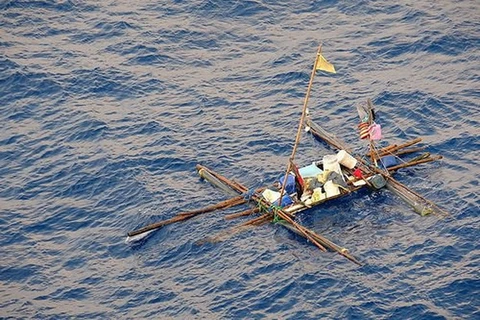 Chiếc bè tạm được 5 ngư dân Philippines sử dụng để tồn tại sau khi thuyền của họ bị chìm ở Biển Đông. (Nguồn: globalnation.inquirer)