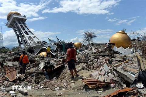 Cảnh đổ nát sau vụ động đất và sóng thần tại Balaroa, Palu, Trung Sulawesi của Indonesia. (Ảnh: THX/TTXVN)