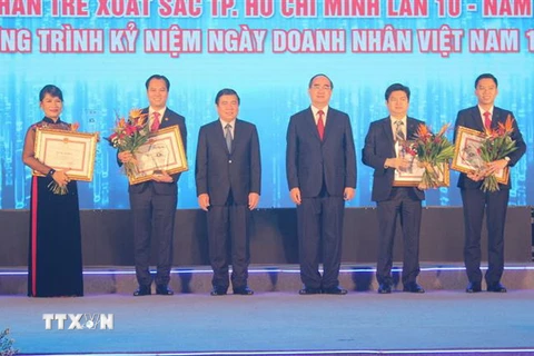 Lãnh đạo Thành phố Hồ Chí Minh trao giải cho các doanh nhân đạt danh hiệu Doanh nhân trẻ xuất sắc Thành phố Hồ Chí Minh năm 2018. (Ảnh: Xuân Anh/TTTXVN)