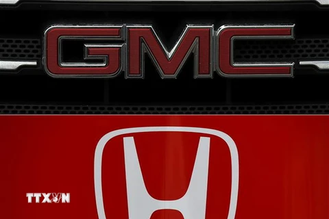 Biểu tượng General Motors (trên) và Honda. (Ảnh: AFP/TTXVN) 