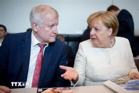 Thủ tướng Đức Angela Merkel (phải) và Chủ tịch CSU kiêm Bộ trưởng Nội vụ Đức Horst Seehofer. (Ảnh: AFP/TTXVN)