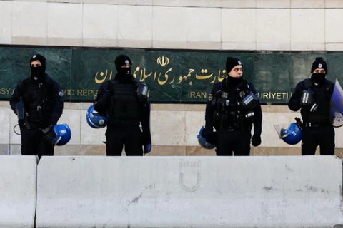 Cảnh sát chống bạo động của Thổ Nhĩ Kỳ đứng bảo vệ trước Đại sứ quán Iran trong một cuộc biểu tình tại Aleppo, thủ đô Ankara của Thổ Nhĩ Kỳ. (Nguồn: Reuters)